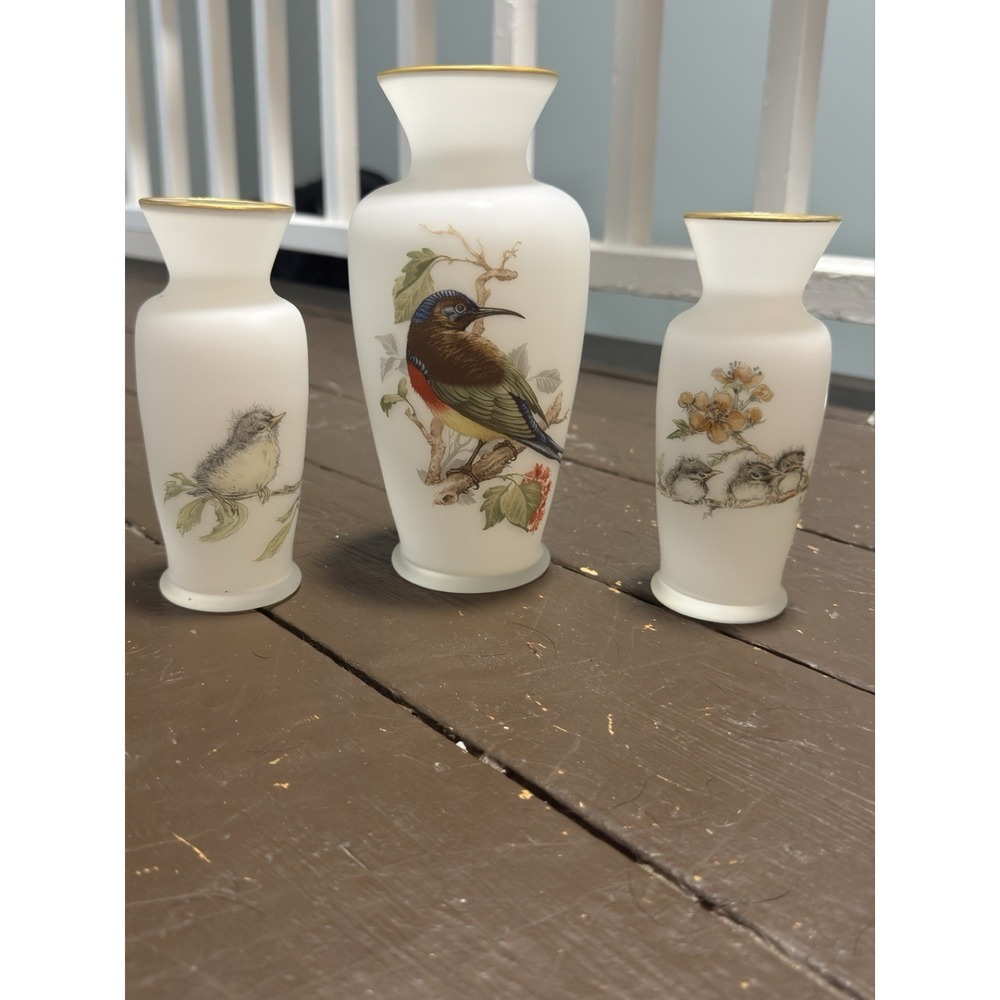 Enesco Vintage Porcelain Bud Vase White w/ Colorful Bird Design Set of 3‎ Japan